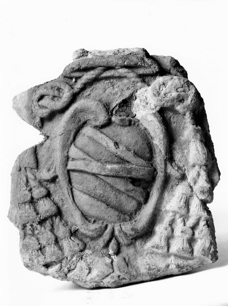stemma gentilizio della famiglia Borromei (rilievo) - bottega imprunetina (sec. XVII)