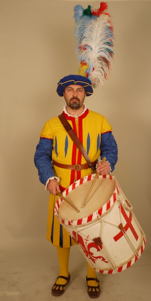 Tamburino del Gruppo dei Musici (Costume maschile del Corteo Storico della Repubblica Fiorentina / Tamburino, Costume realizzato per fini di rievocazione storica, ABBIGLIAMENTO E ORNAMENTI DEL CORPO/ VESTIMENTI) - manifattura toscana
