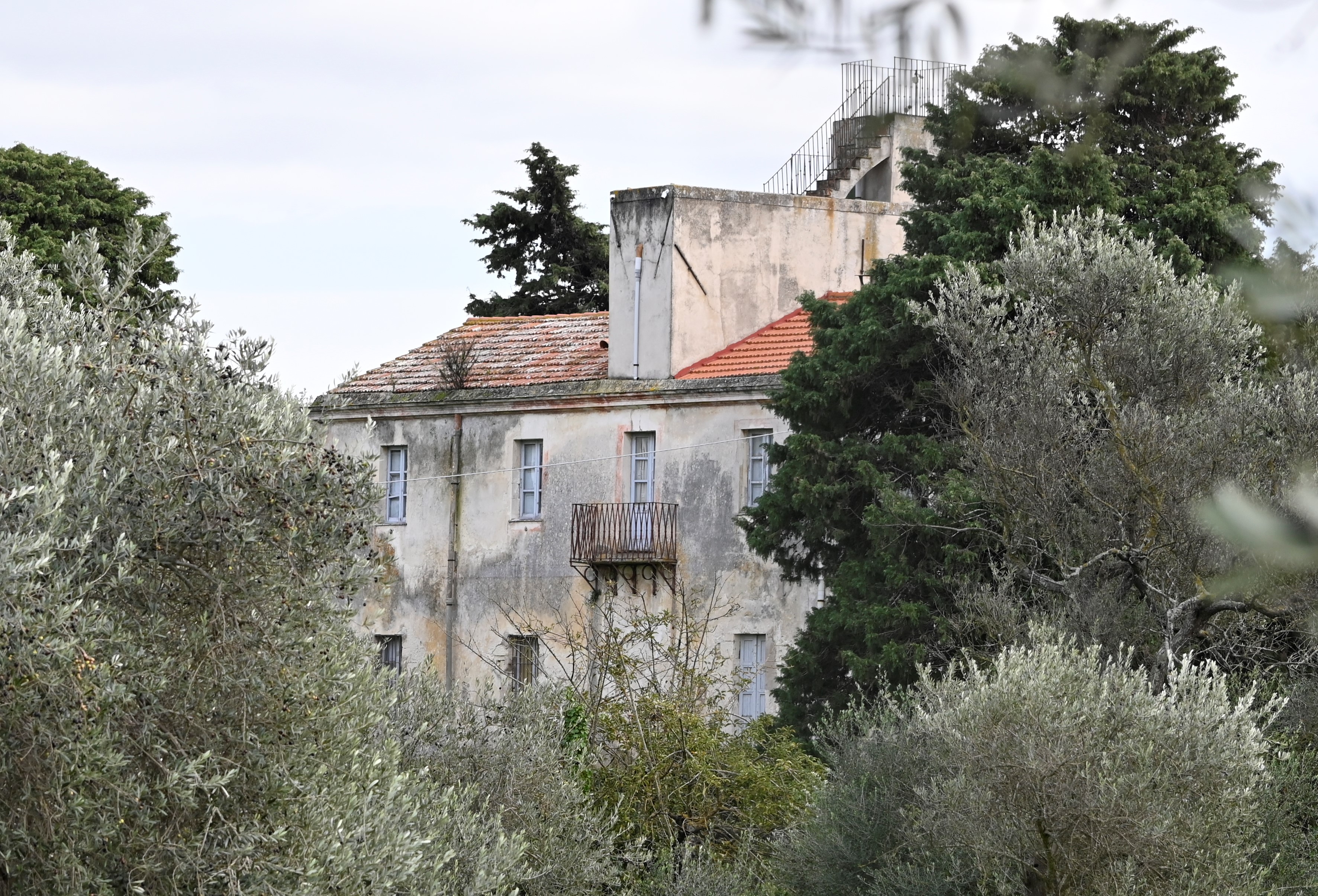 Casa abozzi e terreno di pertinenza con giardino e oliveto (casa, privata)