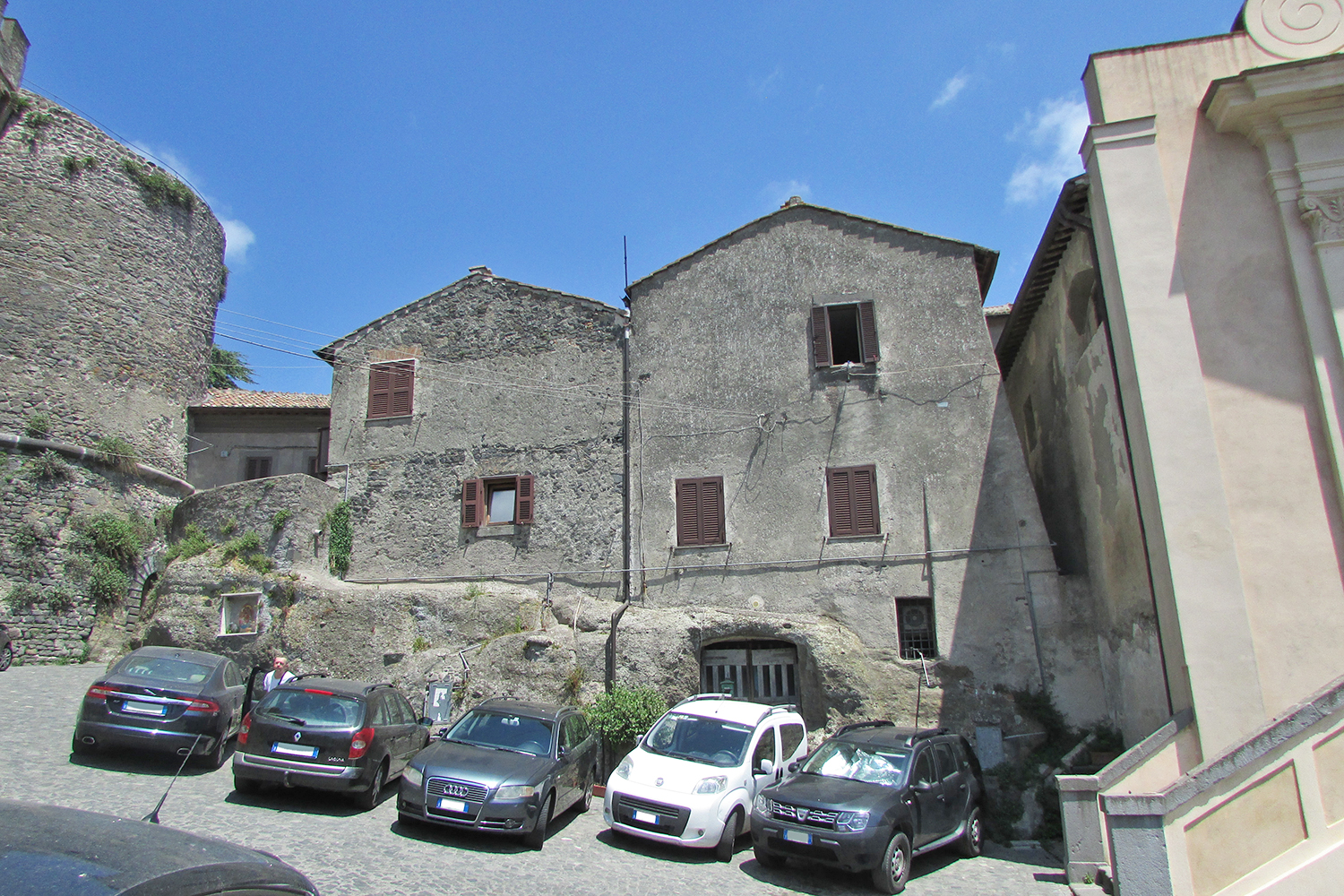 [Casa privata in via del Pozzo Bianco, 2, 4] (casa, padronale) - Bracciano (RM)  (XI)