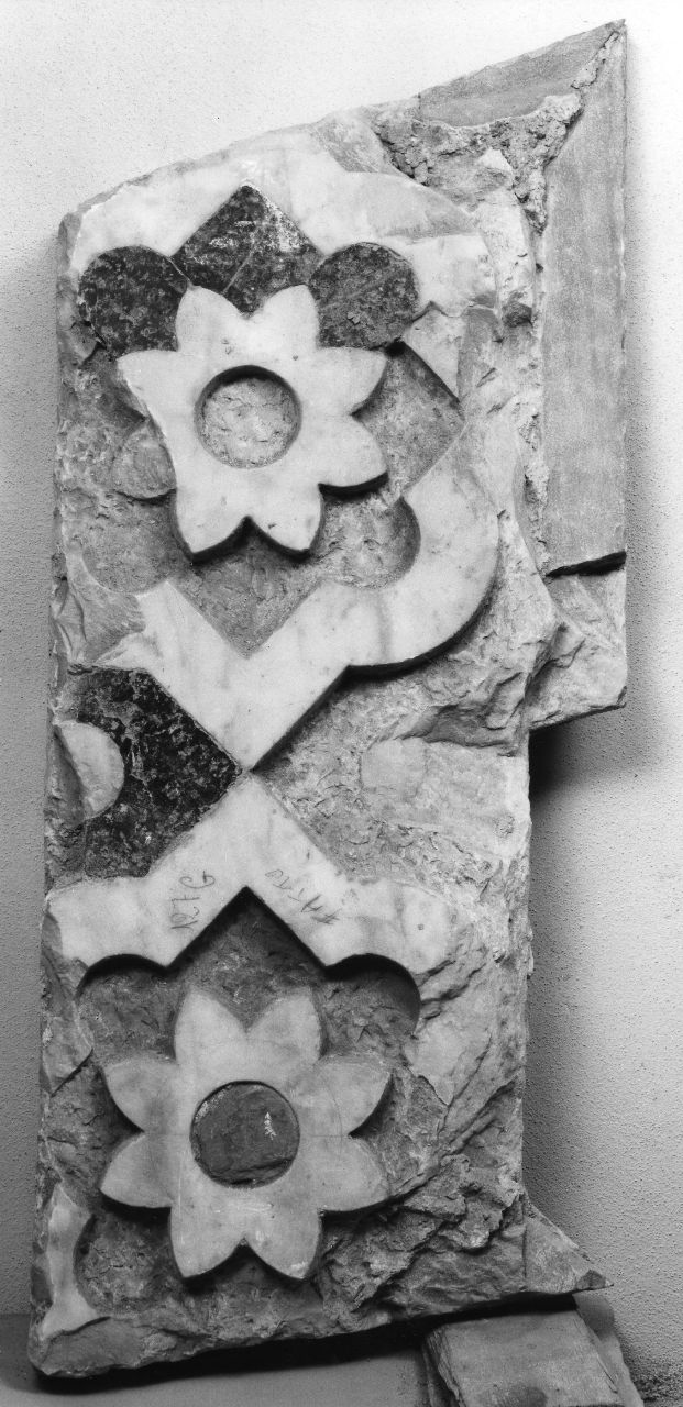 motivi decorativi vegetali stilizzati (decorazione plastica, frammento) di Talenti Francesco (bottega) (seconda metà sec. XIV)