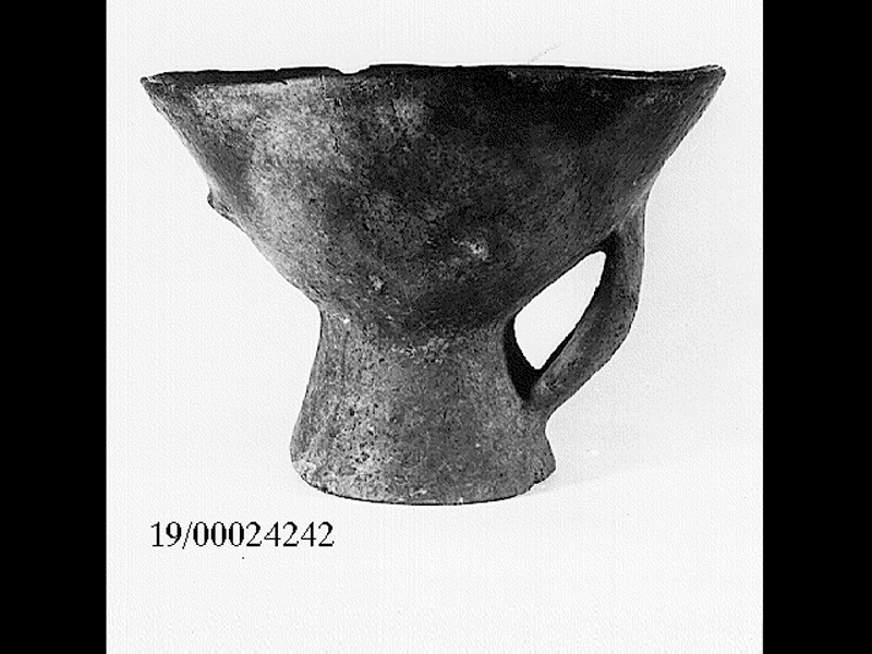 coppa su piede - cultura di Castelluccio (SECOLI/ XVII a.C)