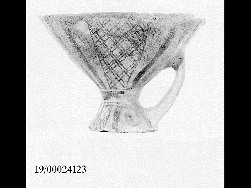 coppa monoansata su piede - cultura di Castelluccio (SECOLI/ XVII a.C)
