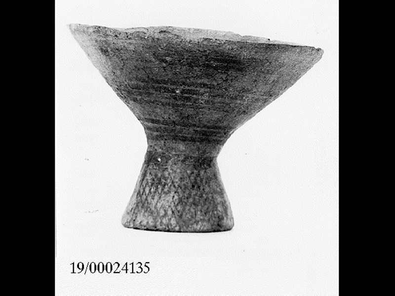 coppa su piede - cultura di Castelluccio (SECOLI/ XVII a.C)