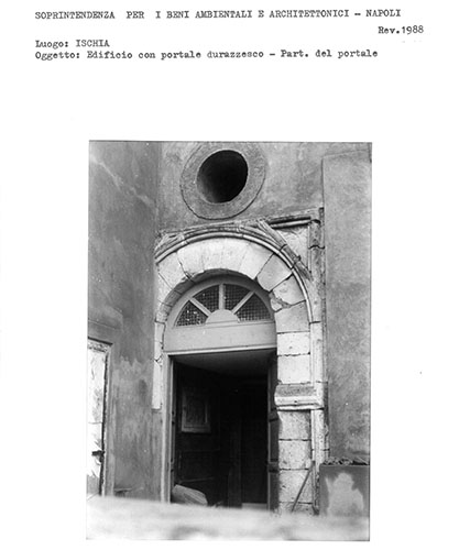 Edificio con portale durazzesco (edificio) - Ischia (NA) 