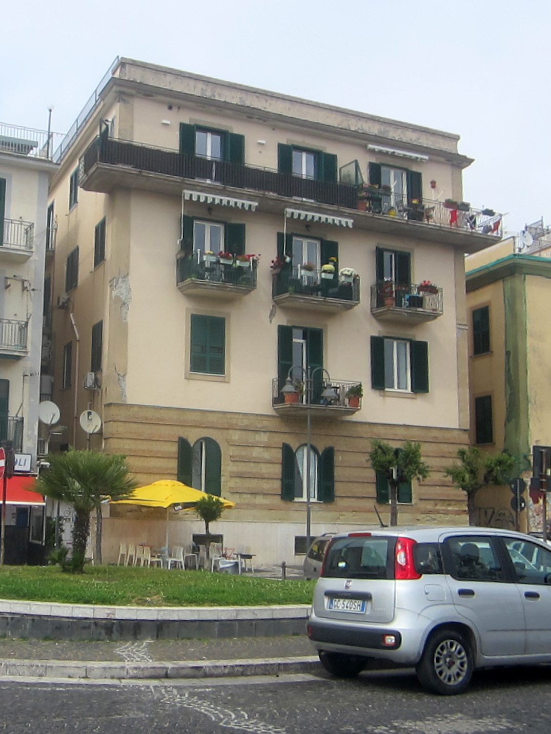 [Palazzo in Via Vincenzo Barletta, 1-3-5] (palazzo, civico) - Pozzuoli (NA) 