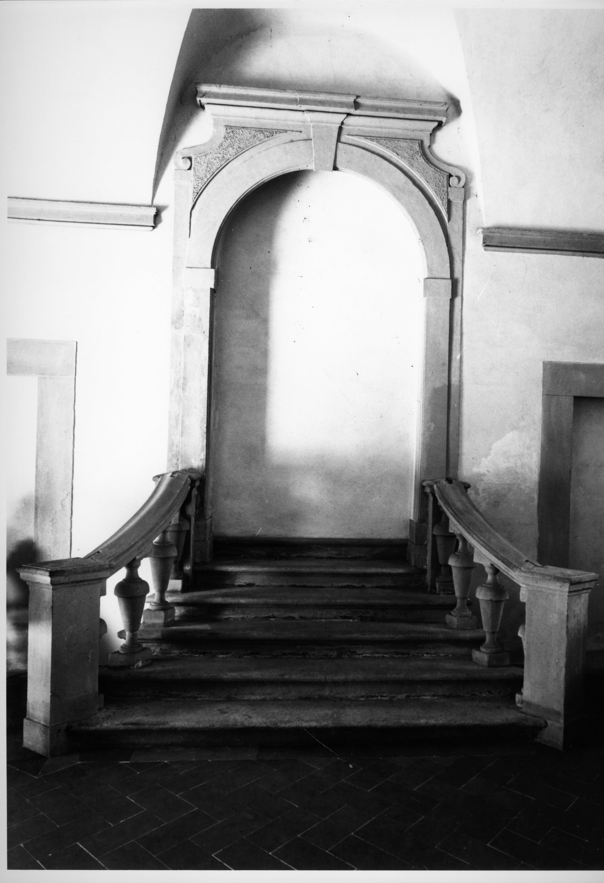 portale - ad arco - bottega fiorentina (terzo quarto sec. XVI)