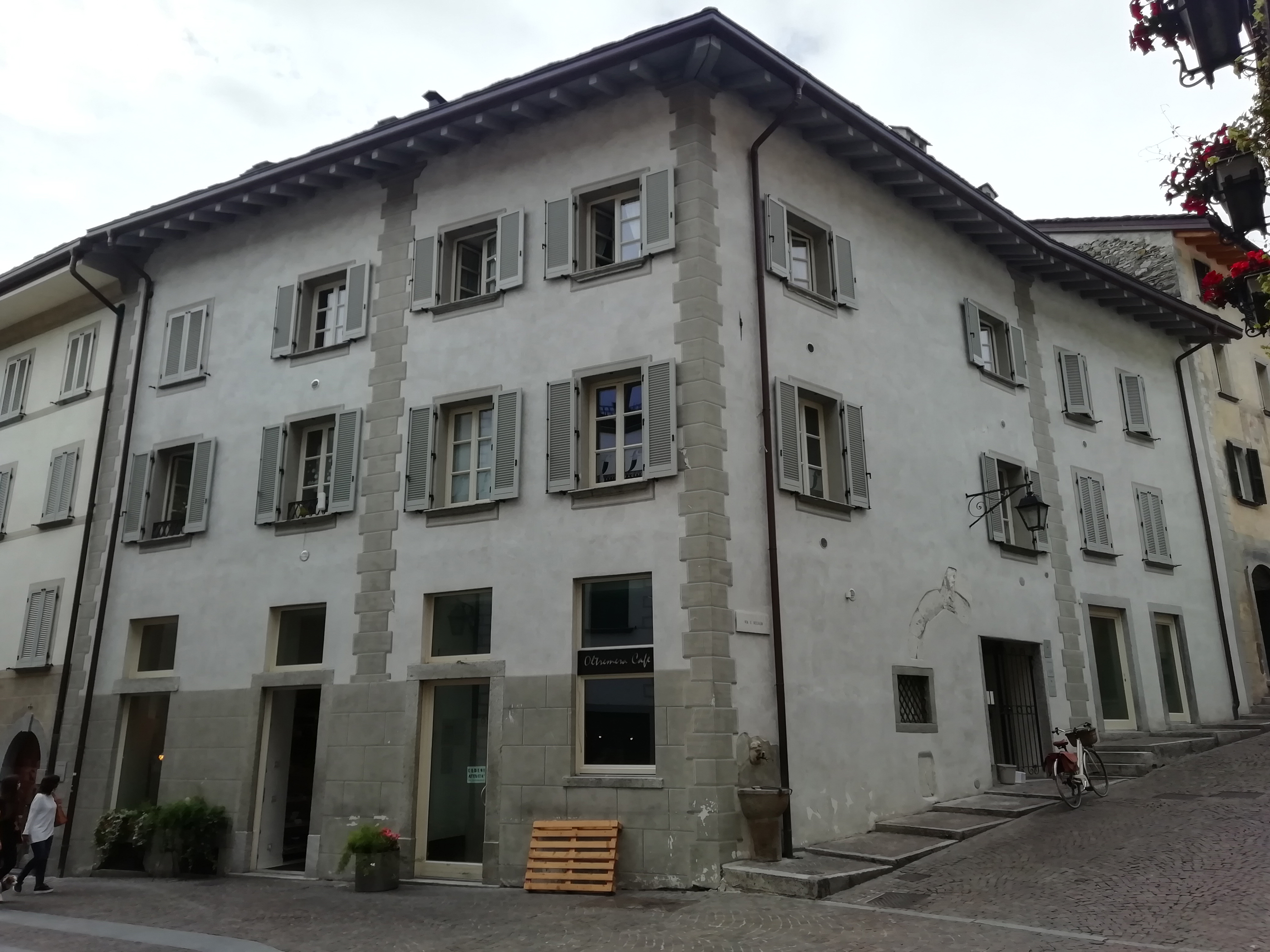 [Casa in via S. Rosalia, 1 angolo via P. Bossi] (casa) - Chiavenna (SO)  (XVI)