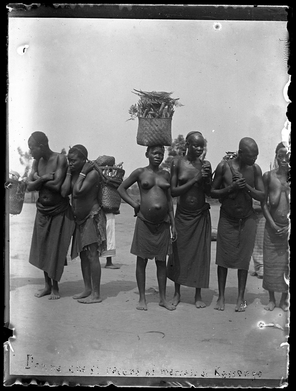Fotografia coloniale, Colonie belghe, Popoli coloniali, Uomini, Donne africane (negativo) di Giuseppe Carlo Sesti (fine/ inizio XIX-XX)