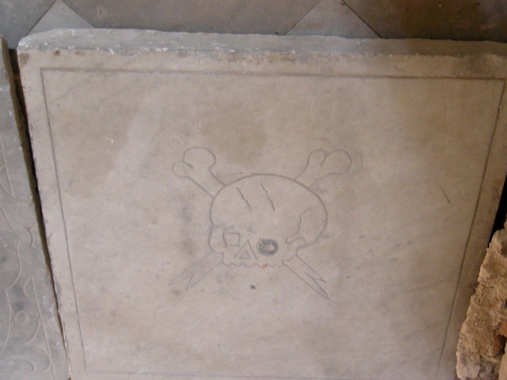 teschio (lapide tombale) - ambito siciliano (inizio XVII)