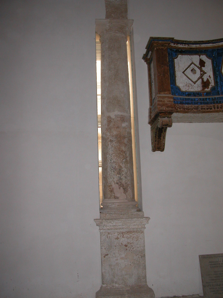 La colonna è in stile dorico (colonna - dorica) - ambito siciliano (fine/ inizio XVI-XVII)