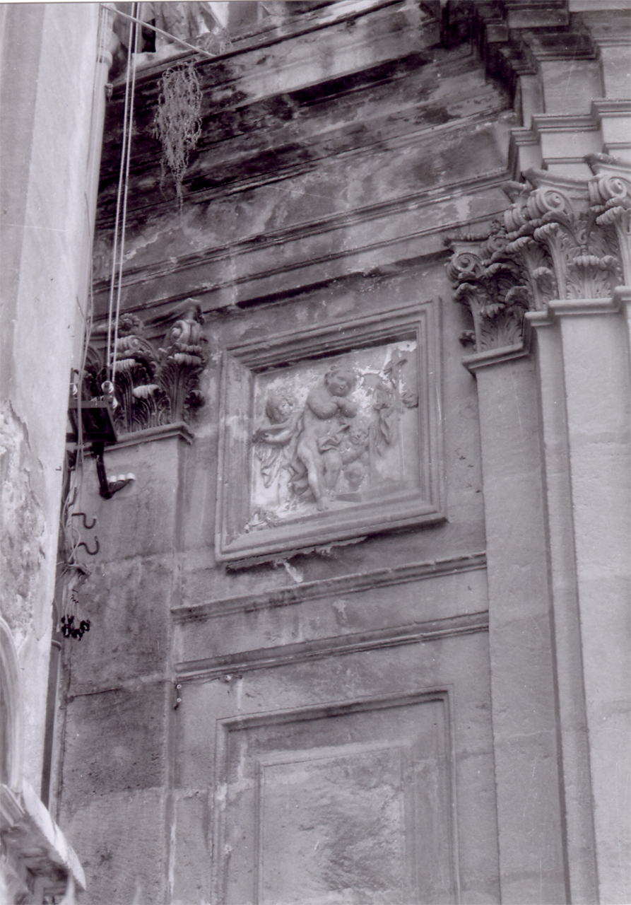 putti con crocifisso e libro (rilievo, complesso decorativo) - ambito siciliano (terzo quarto XVIII)