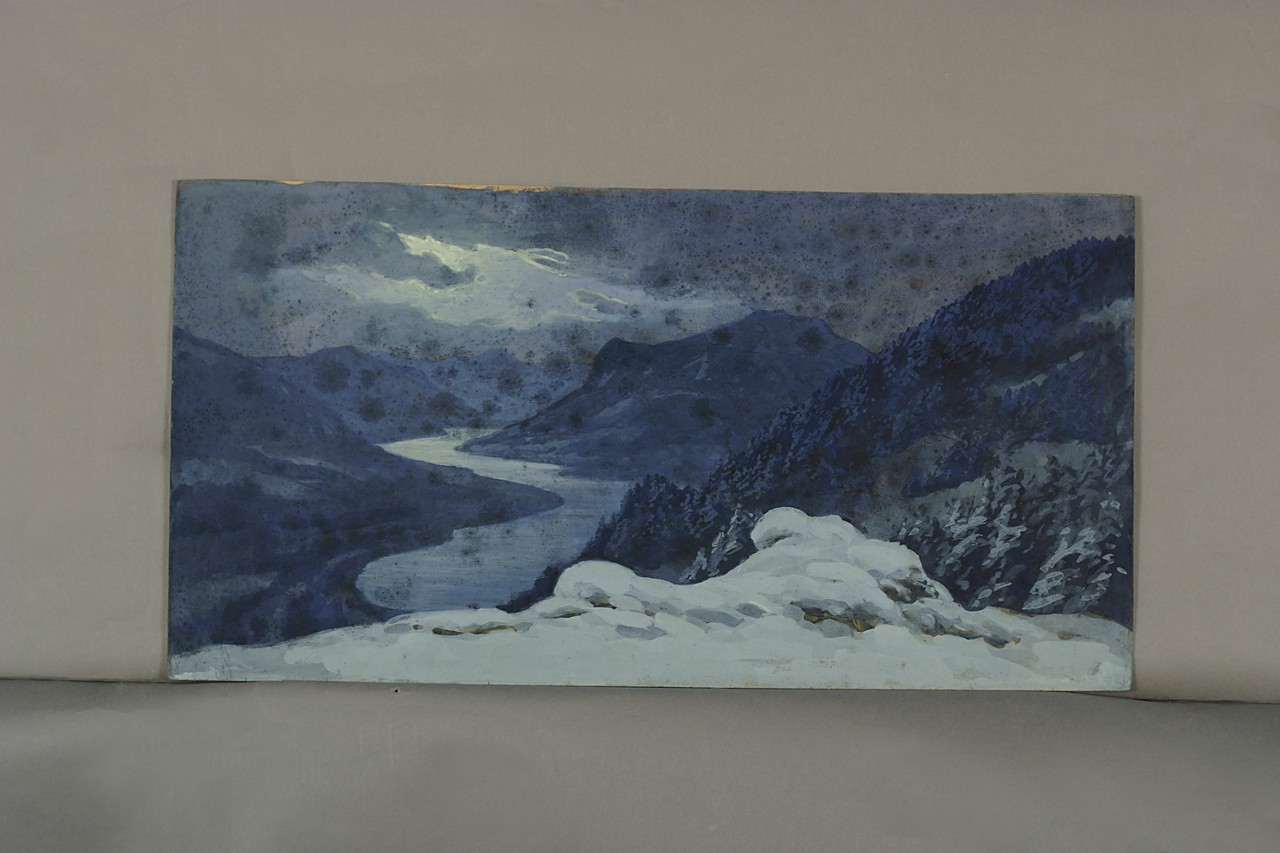 Paesaggio innevato con veduta su un fiordo e colline di abeti (modellino di scenografia, frammento) di Gončarova Natalja (attribuito) (primo quarto XX)