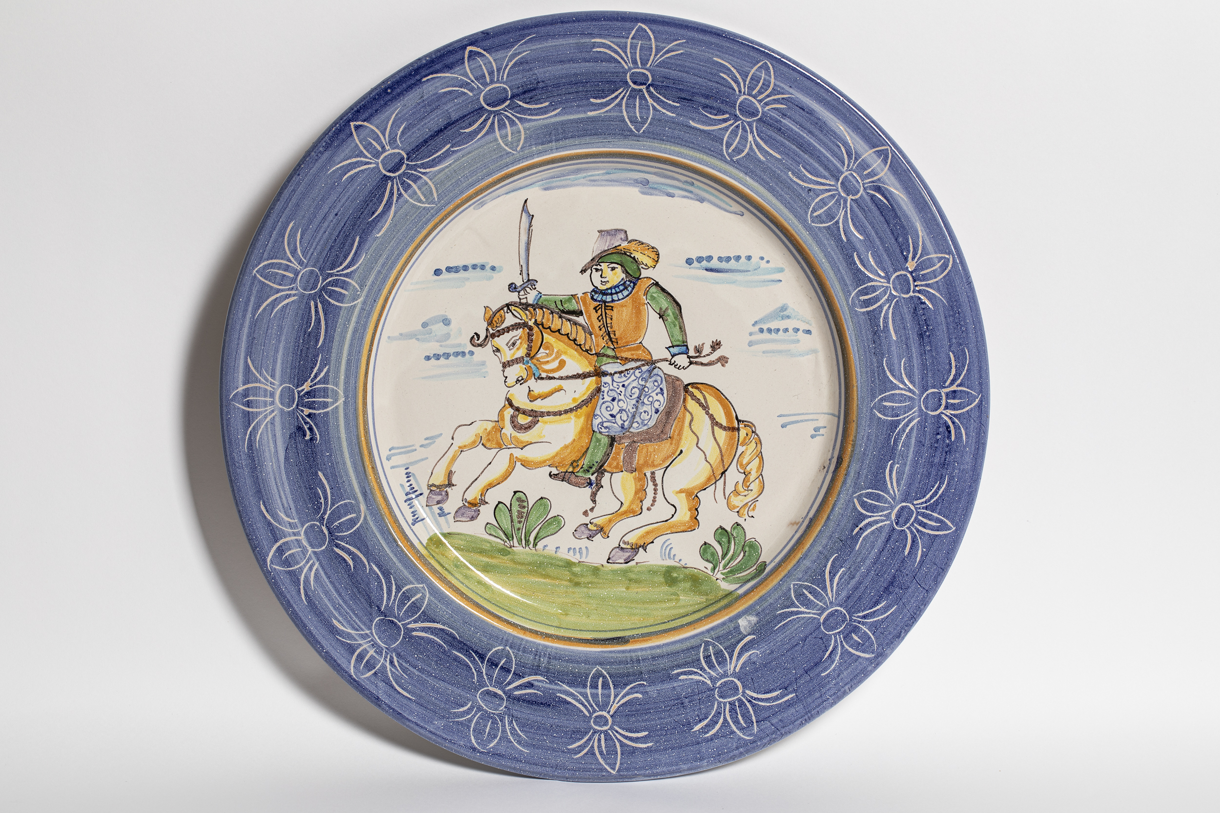 cavaliere a cavallo, motivi decorativi fitomorfi (piatto, opera isolata) - ambito siciliano (inizio XXI)