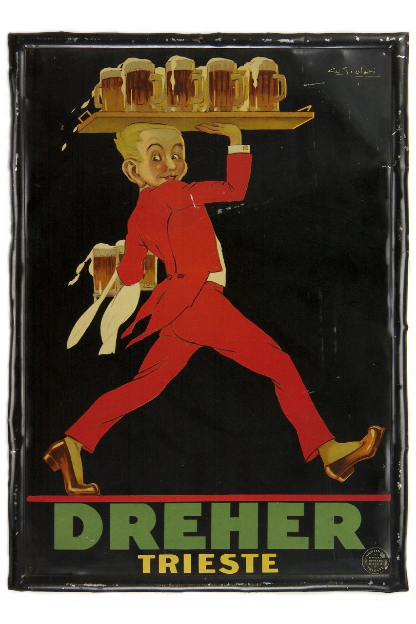 cameriere in frac rosso sorregge vassoio con boccali di birra (tabella) di Scolari Giovanni (secondo quarto XX)