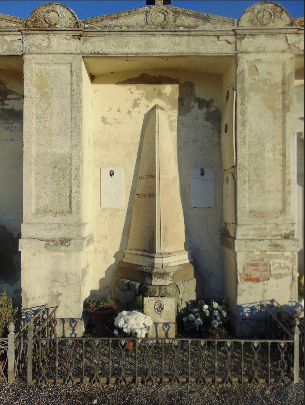 monumento funebre - a obelisco di Monti, Silvio (fine XIX)