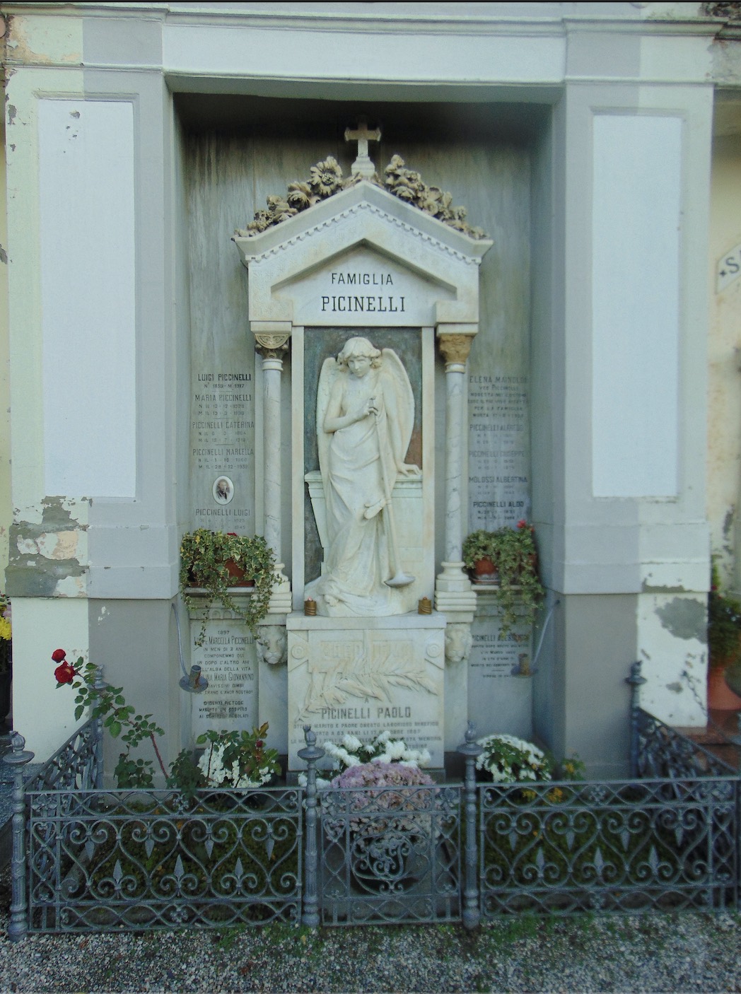 monumento funebre - a edicola di Monti, Silvio (fine XIX)