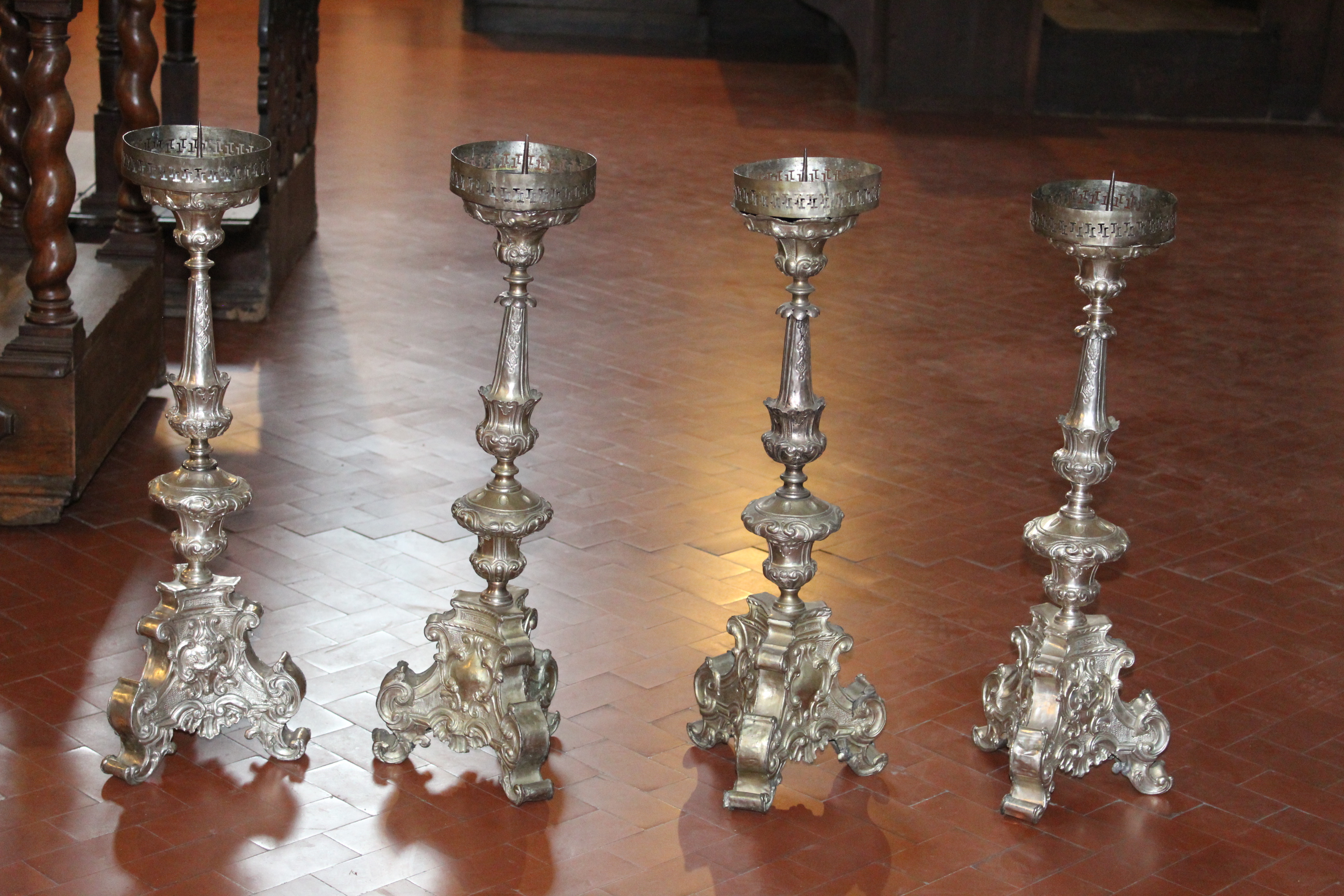 candeliere d'altare, serie - bottega romagnola (XVIII)