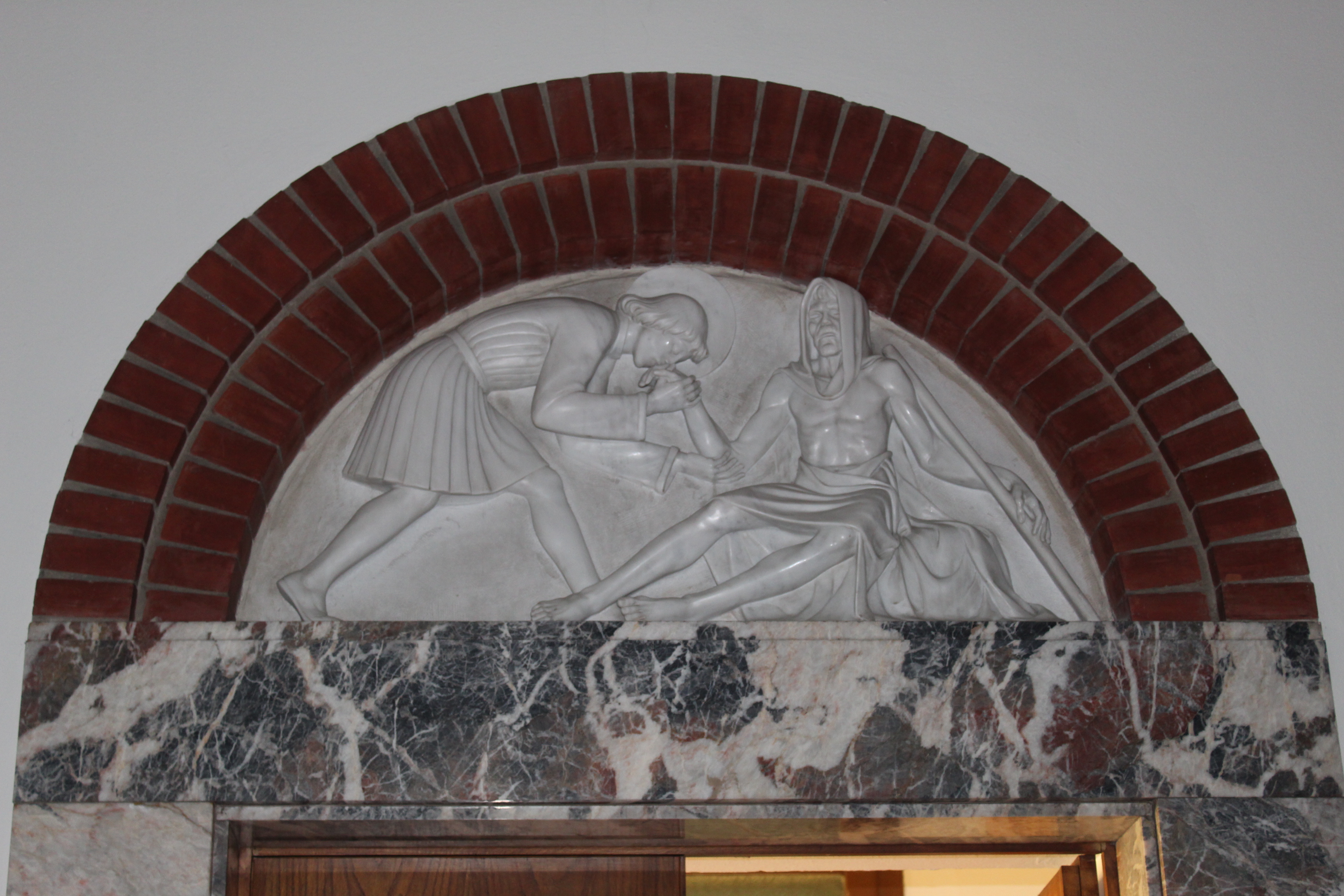 San Francesco d'Assisi bacia il lebbroso (rilievo, elemento d'insieme) di Melandri Pietro (metà XX)
