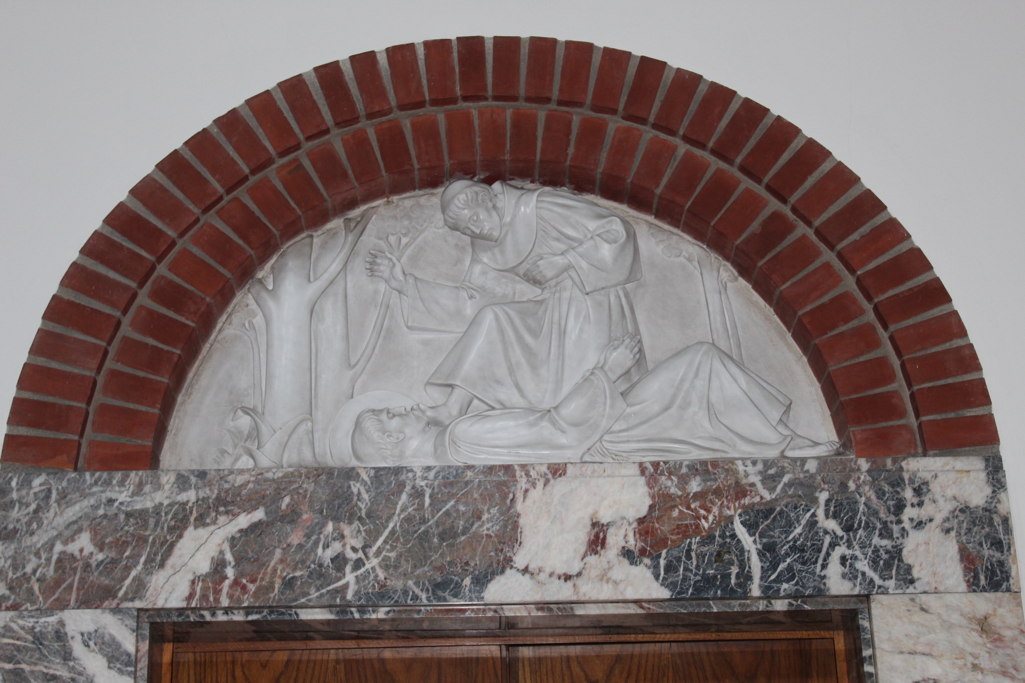 San Francesco d'Assisi esempio di umiltà (rilievo, elemento d'insieme) di Melandri Pietro (metà XX)