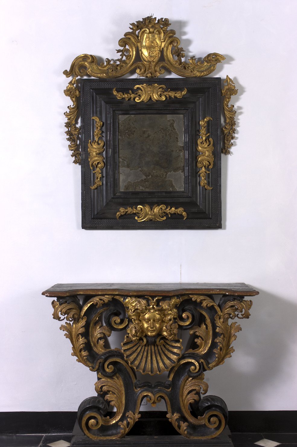 girali, stemma araldico e mascherone (console con specchiera) - manifattura ligure (fine sec. XVII)