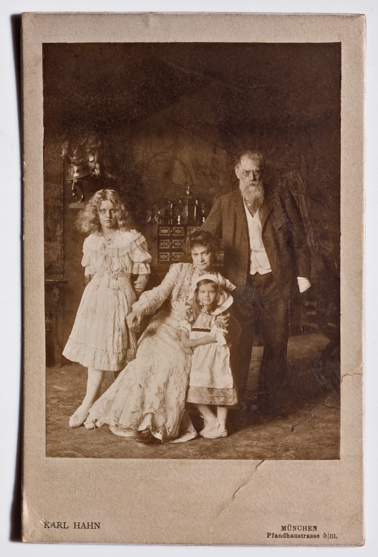 Ritratti fotografici - Ritratti di famiglia - Famiglia Lembach <Franz von Lembach; le figlie Marion e Gabriele; la moglie Charlotte von Hornstein (Lolo)> (positivo) di Hahn Karl (inizio XX)
