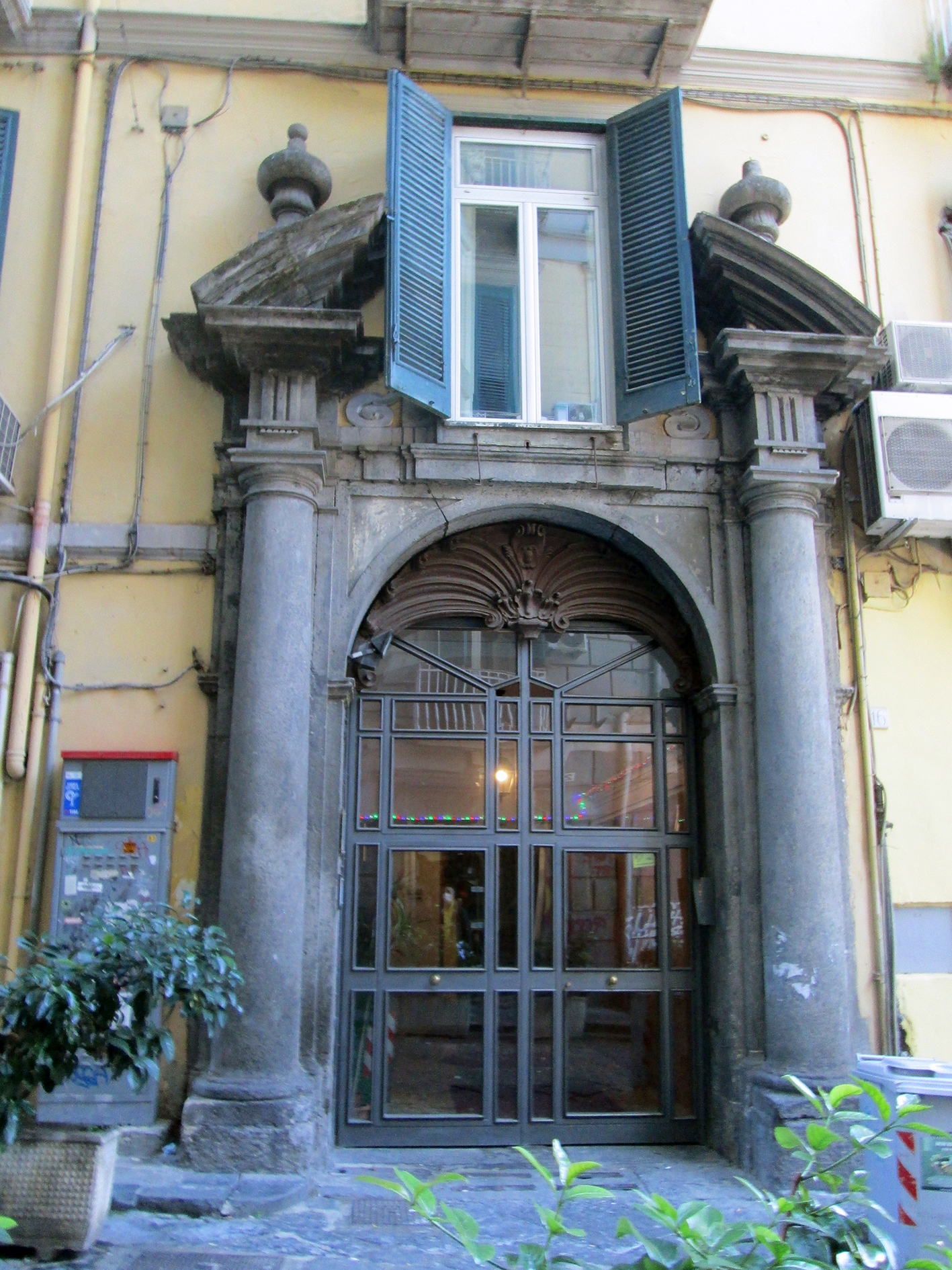 palazzo, Palazzo Mastellone, portone (non determinabile)