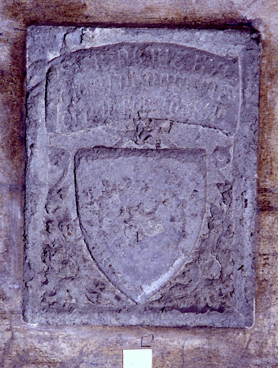stemma gentilizio (lapide tombale) - produzione toscana (sec. XIV)