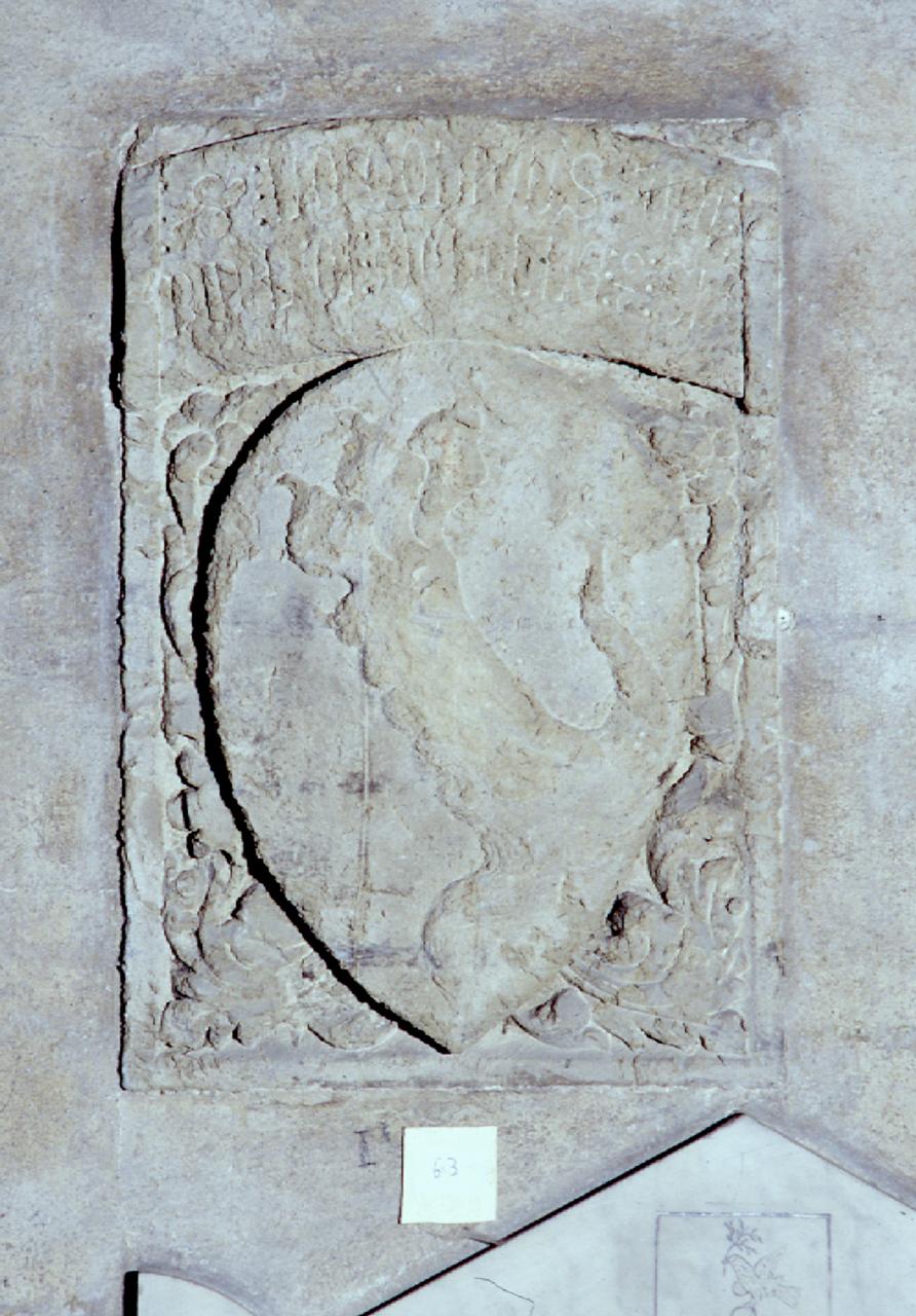 stemma gentilizio (lapide tombale) - produzione toscana (fine/ inizio secc. XIV/ XV)