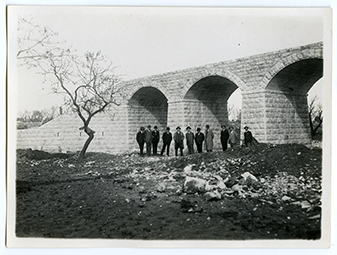 Bari-Barletta - Acquedotto ad arco lungo la linea ferroviaria - Foto di gruppo (positivo) di Anonimo (XX)