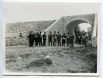 Bari-Barletta - Acquedotto ad arco lungo la linea ferroviaria - Foto di gruppo (positivo) di Anonimo (XX)