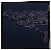 Molfetta - veduta aerea della città dal mare (diapositiva) di Ramosini, Vitaliano, Stagnani, Vittorio (XX)