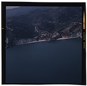 Baia delle Zagare (Mattinata) - veduta aerea con i faraglioni di Puglia sullo sfondo (diapositiva) di Ramosini, Vitaliano, Stagnani, Vittorio (XX)