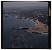Torre Specchia Ruggeri (Melendugno) - veduta aerea della costa (diapositiva) di Ramosini, Vitaliano, Stagnani, Vittorio (XX)