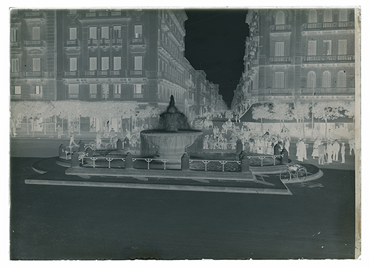Bari - Fontana di piazza Covour (negativo) di Anonimo (XX)