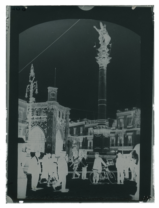 Lecce - Piazza Sant'Oronzo: Il "Sedile", la chiesa di Santa Maria delle Grazie e la colonna con la statua del Santo (negativo) di Palumbo, Giuseppe (XX)