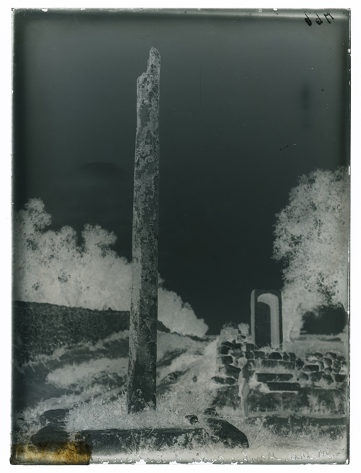Muro Leccese - Menhir Croce di Sant'Antonio (negativo) di Palumbo, Giuseppe (XX)