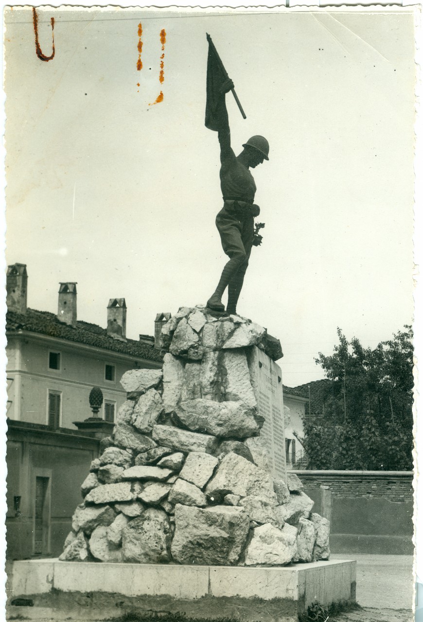 Scultura - Monumenti commemorativi - Monumenti ai caduti - Guerra mondiale 1914-1918 (positivo) di Studio fotografico LUX (XX)