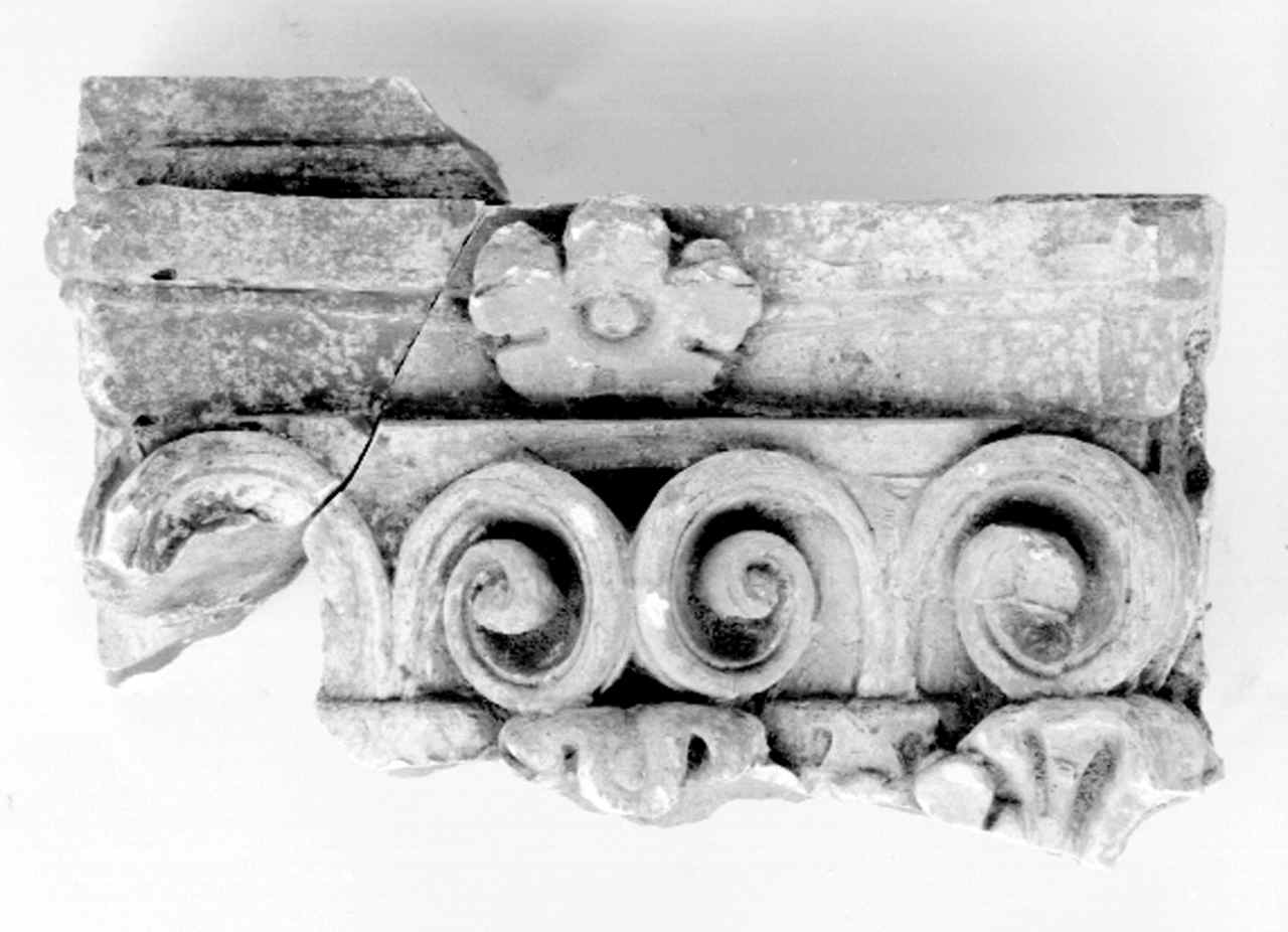 motivi decorativi a volute (capitello, frammento) - manifattura fiorentina (secc. XIX/ XX)