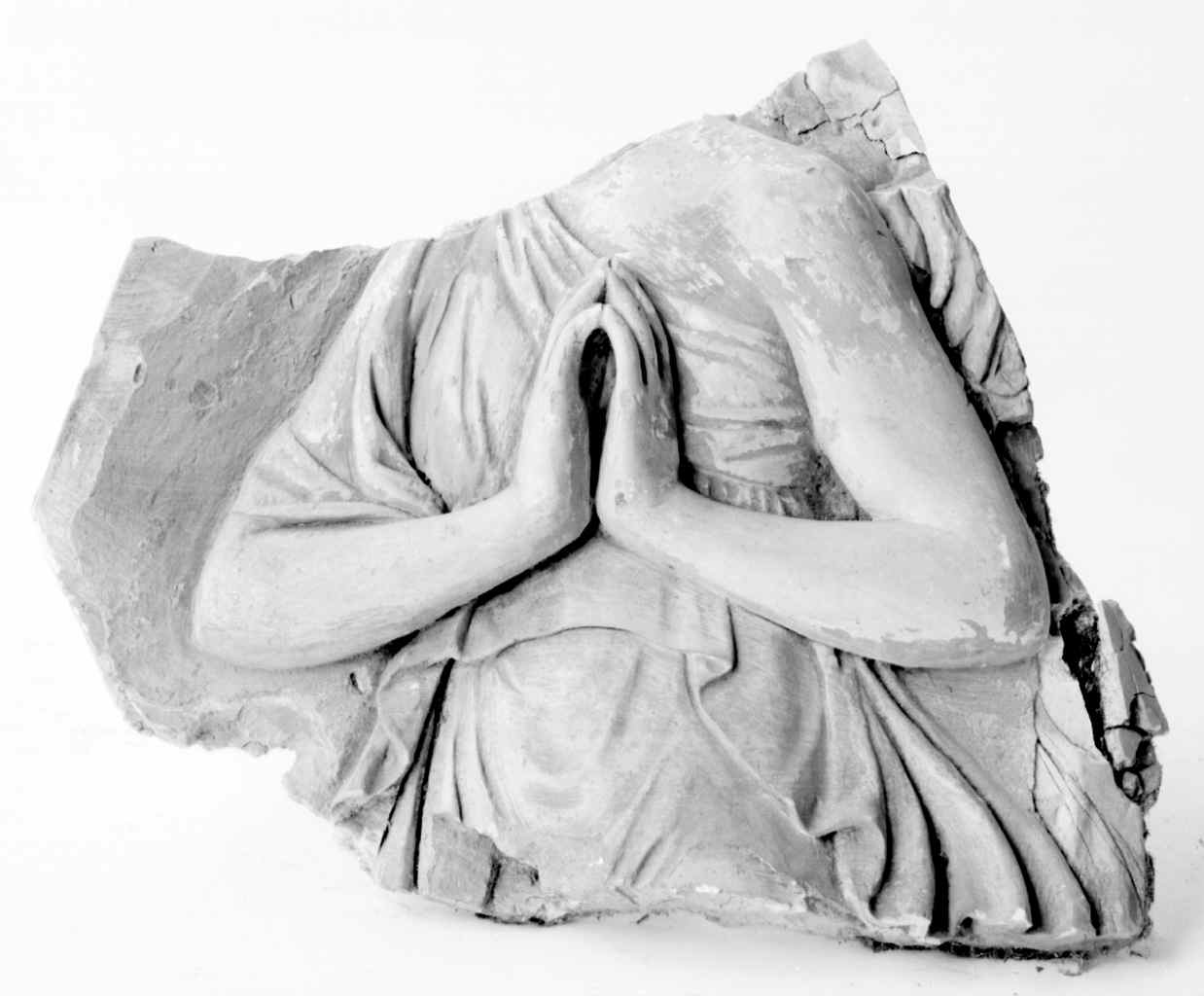 giovane donna in preghiera (rilievo, frammento) - ambito fiorentino (sec. XIX)