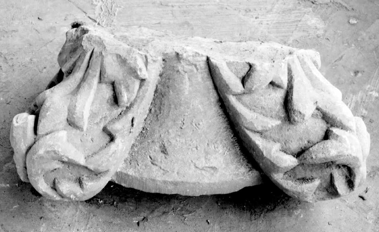 capitello, frammento - produzione toscana (prima metà sec. XV)