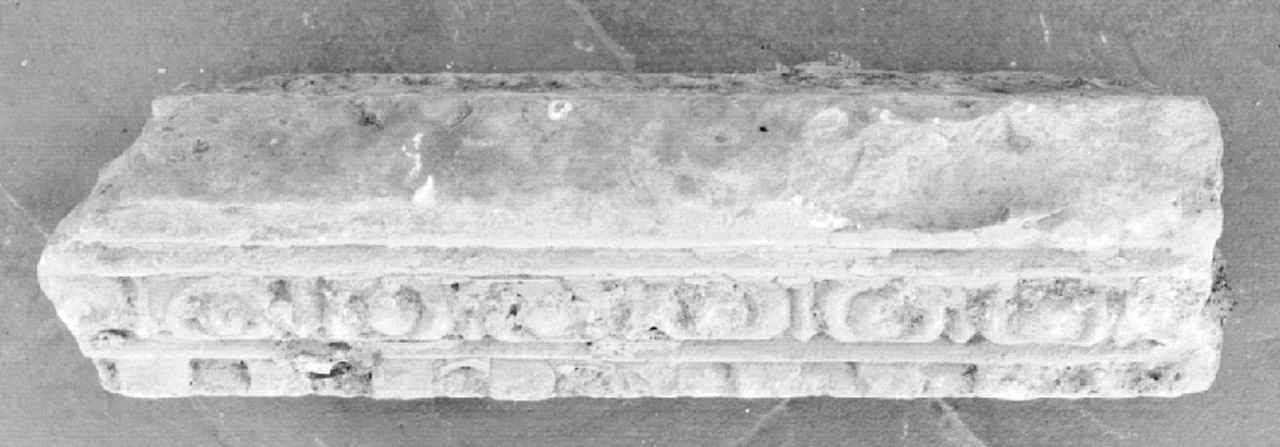 cornice architettonica, frammento - produzione toscana (sec. XV)