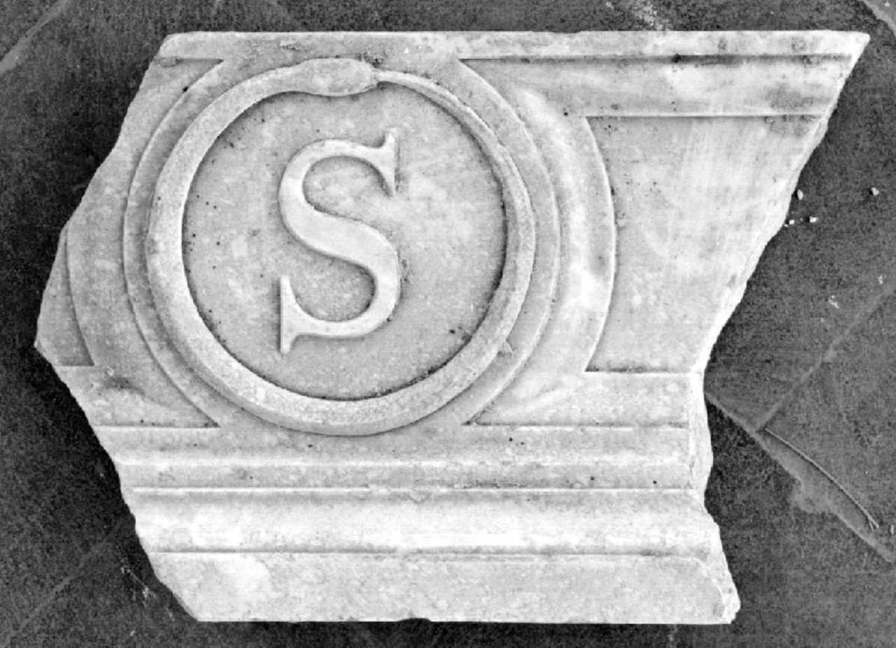 simbolo del Tempo: serpente che si morde la coda (lastra, frammento) - produzione fiorentina (sec. XIX)