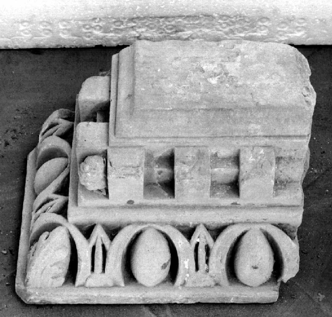 cornice architettonica, frammento - manifattura fiorentina (sec. XV)