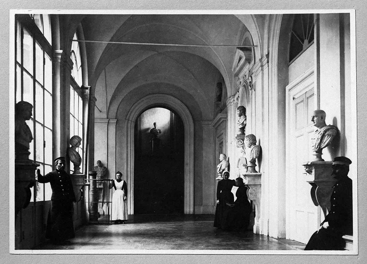 veduta del corridoio d'ingresso della villa di Poggio Imperiale a Firenze (positivo) di Anonimo (primo quarto XX)