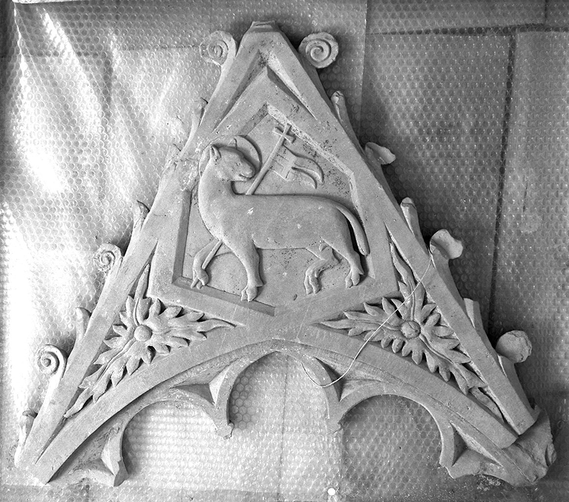 Agnus Dei (cornice architettonica, frammento) - bottega fiorentina (secc. XIV/ XV)
