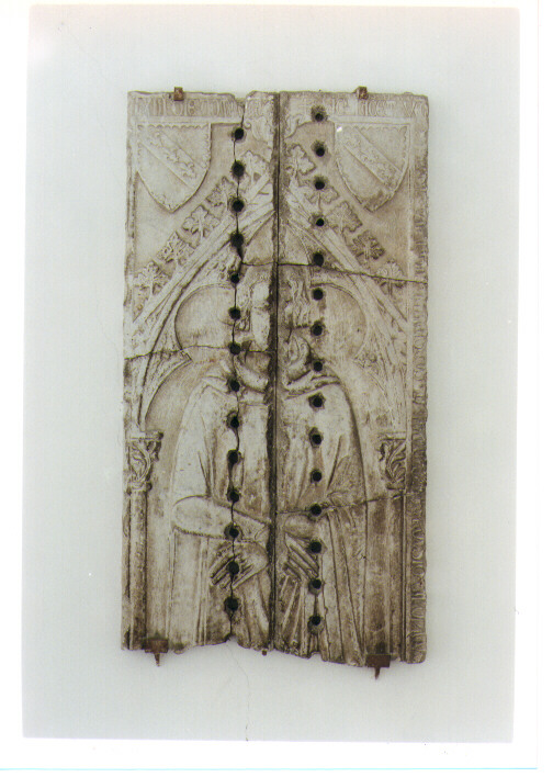 figura maschile distesa (lastra tombale, frammento) - bottega napoletana (prima metà sec. XIV)