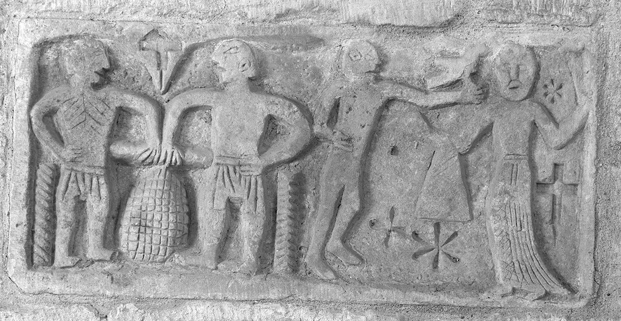 figure maschili che portano un grappolo/ lotta tra il demonio e un sacerdote (rilievo) - ambito pisano (secc. X/ XI)