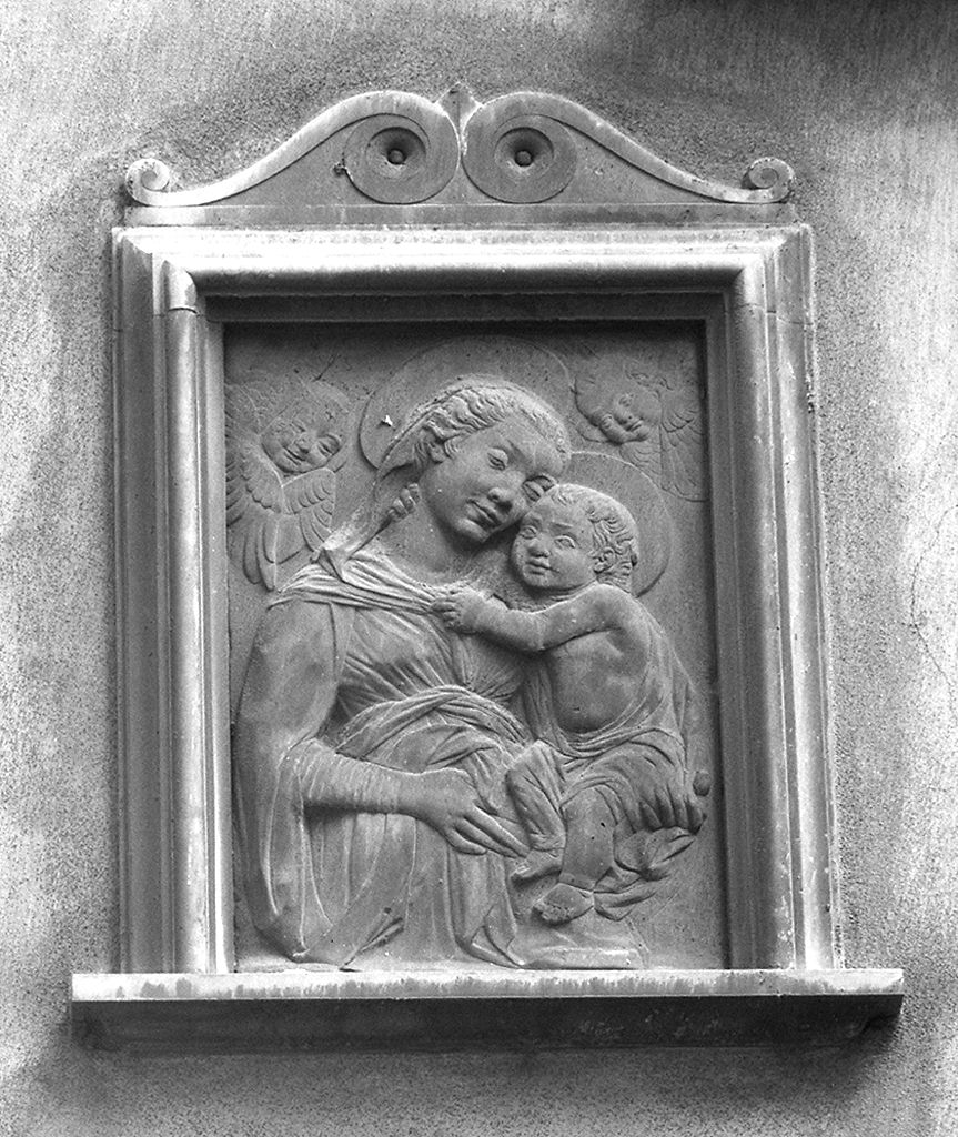 Madonna con Bambino e angeli (rilievo) - ambito toscano (prima metà sec. XIX)