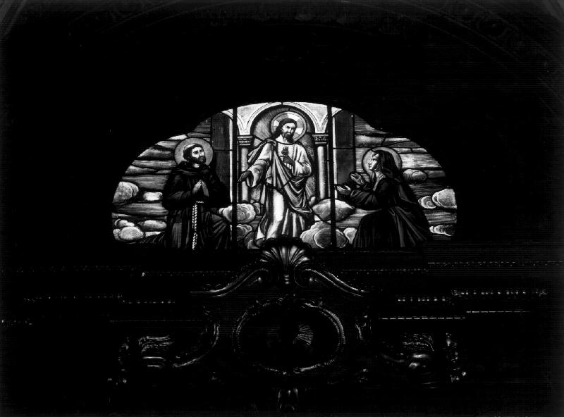 Cristo tra San Francesco d'Assisi e Santa Chiara/ angeli reggistemma (vetrata, elemento d'insieme) di De Matteis Ulisse (attribuito), De Matteis Sergio (attribuito) (inizio sec. XX)